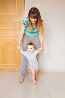 Sevimli gülümseyen bebek çocuk yürümeyi öğrenme