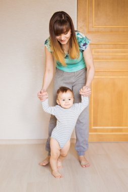 Sevimli gülümseyen bebek çocuk yürümeyi öğrenme