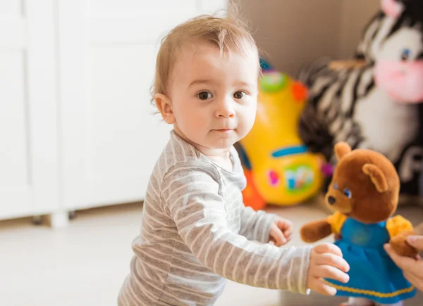 Bebé niño juega con juguete en su habitación . — Foto de Stock