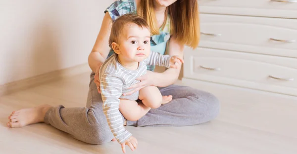 面白い赤ちゃん男の子の自宅室内でのクロール — ストック写真