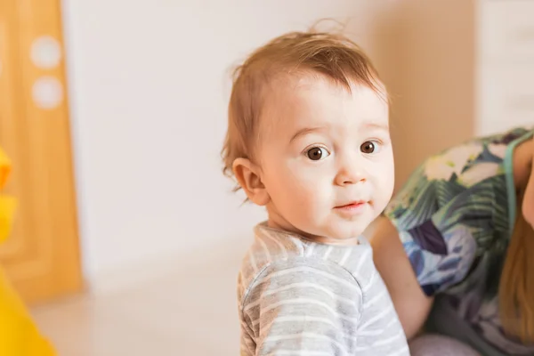 Retrato de lindo bebé niño — Foto de Stock