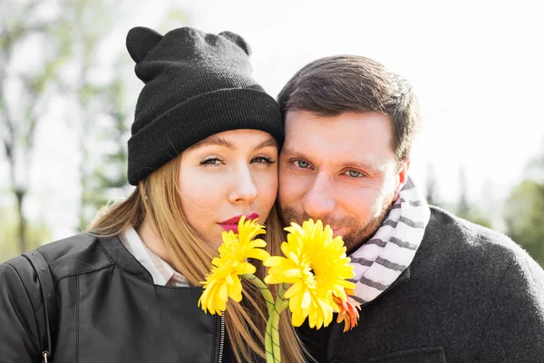 Koncepcja miłość i związek, rodzinę, ludzie - para z bukiet gerbery w jesienny park — Zdjęcie stockowe