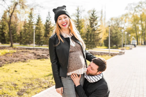 Família juntos no parque de outono. Mulher está grávida — Fotografia de Stock