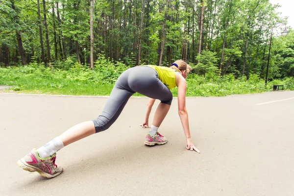 Joven mujer fitness lista para empezar a correr — Foto de Stock