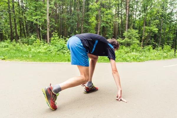 Hombre listo para empezar a correr — Foto de Stock