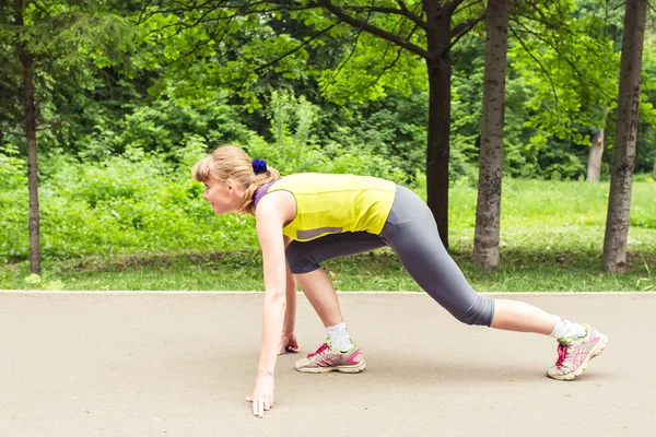 Joven mujer fitness lista para empezar a correr — Foto de Stock