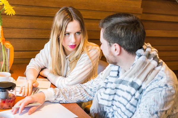 Manliga och kvinnliga affärskollegor arbetar tillsammans på ett svårt problem på inomhus café — Stockfoto