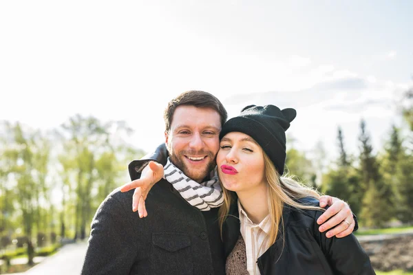 Glückliches Paar, das Spaß hat und herumalbert. fröhliche Mann mit Frau haben schöne Zeit. Gute Beziehung. — Stockfoto