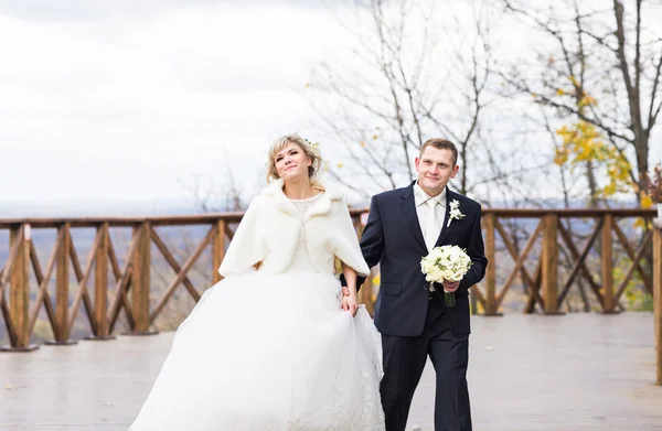 Pareja feliz en el día de la boda de invierno u otoño — Foto de Stock