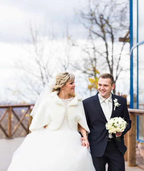 Coppia felice nel giorno del matrimonio invernale o autunnale — Foto Stock