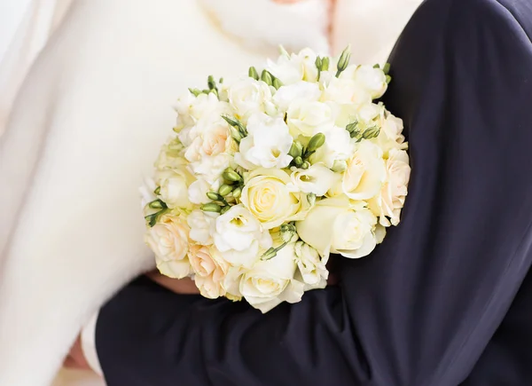 Närbild av bruden händer med vackra vinter bröllop bukett — Stockfoto