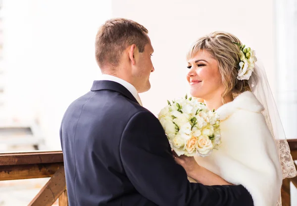 Casal feliz no dia do casamento de inverno — Fotografia de Stock