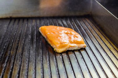 ev elektronik ızgara plakası lezzetli diyet balık unu üzerinde kavrulmuş somon yakın çekim