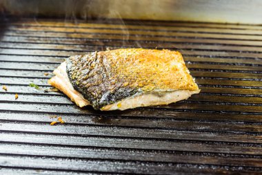 ev elektronik ızgara plakası lezzetli diyet balık unu üzerinde kavrulmuş somon yakın çekim