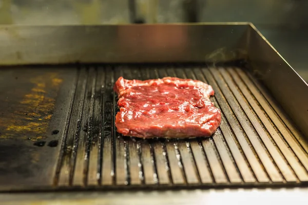 古典的な牛肉ステーキ グリル フライパンの準備 — ストック写真