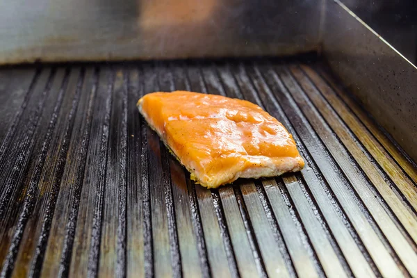 ev elektronik ızgara plakası lezzetli diyet balık unu üzerinde kavrulmuş somon yakın çekim