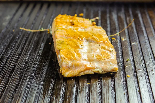 Salmon roasted close up on home electronic grill plate tasty diet fish meal — Stock Photo, Image