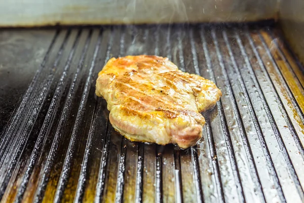 Grillat kött. Saftig stek från gris. — Stockfoto