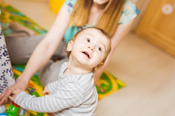 Söta mor och barn pojke spelar tillsammans inomhus — Stockfoto