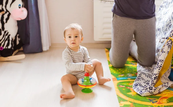 Pojke leker med leksak inomhus hemma — Stockfoto