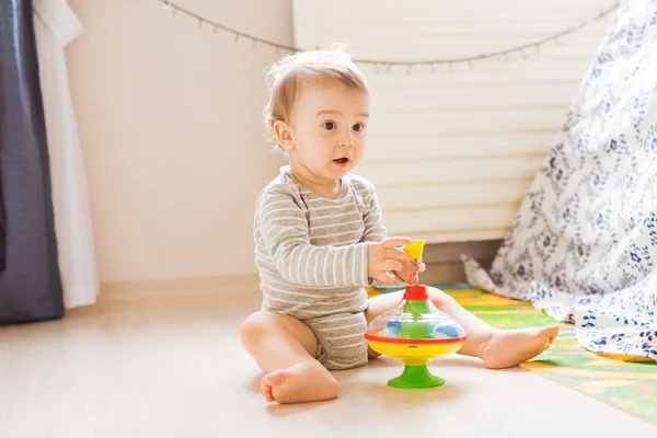 Pojke leker med leksak inomhus hemma — Stockfoto