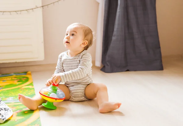 Bebé niño jugando con juguete en el interior en casa —  Fotos de Stock