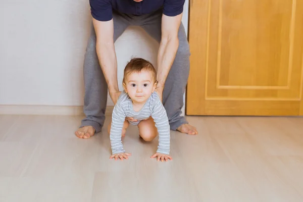 Menino pequeno rastejando no chão em casa — Fotografia de Stock