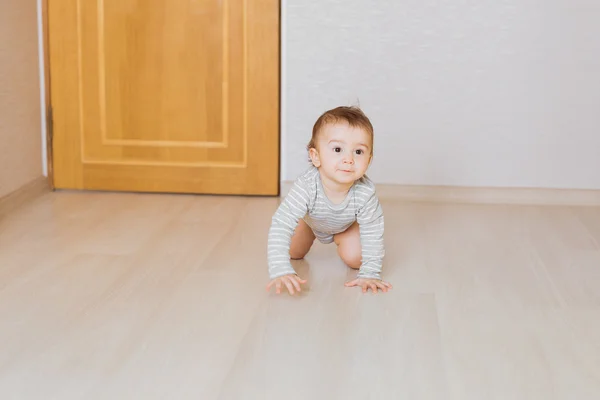 在家里的地板上爬的小宝贝男孩 — 图库照片