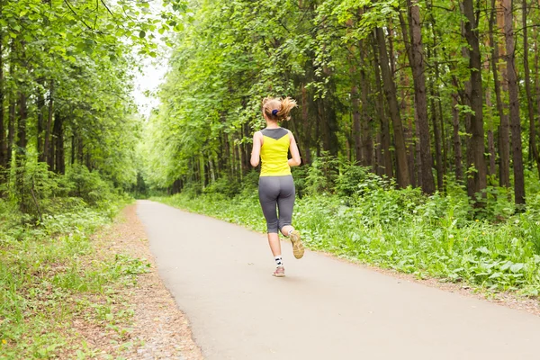 Jeune femme fitness coureur courir sur le sentier — Photo