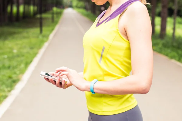 Nő ellenőrzése fitness és egészségügyi nyomkövető viselhető eszköz — Stock Fotó