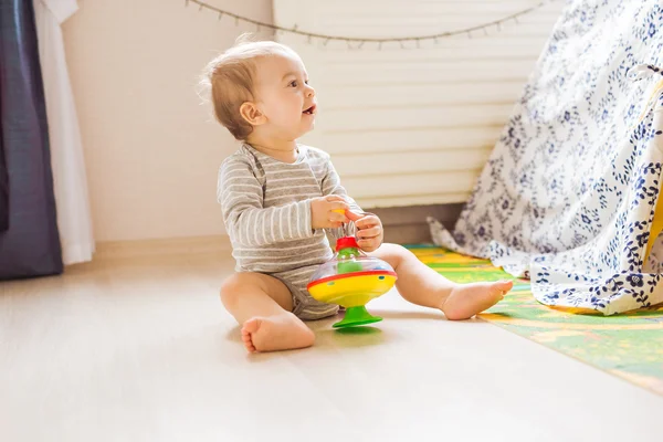 Pojke leker i sitt rum. — Stockfoto