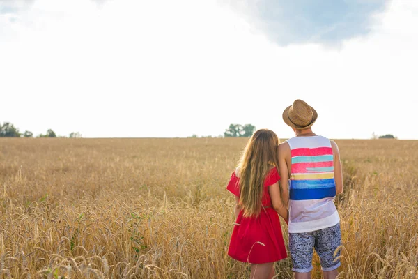 Bakifrån av ett par hålla varandra och överväger landskap framställer sin framtid — Stockfoto