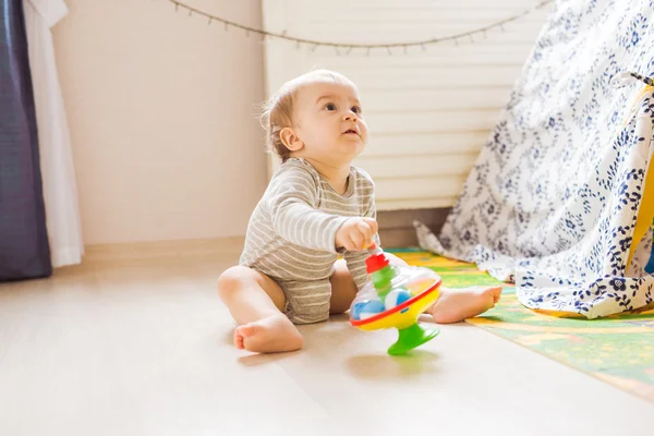 Rolig pojke kid leker med leksak — Stockfoto