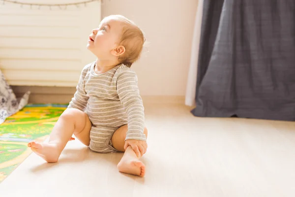 Rolig pojke kid leker med leksak — Stockfoto