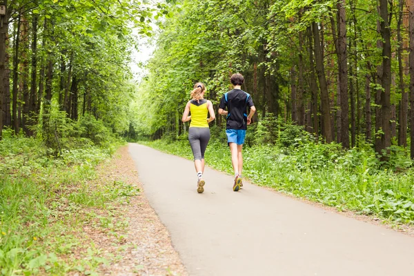 Jeune couple courir — Photo