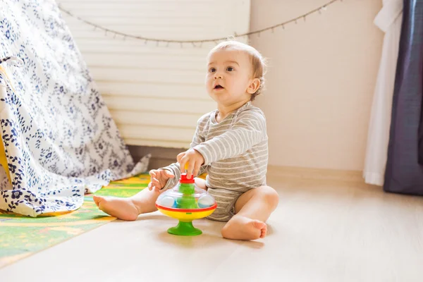 Pojke leker med leksak inomhus hemma — Stockfoto