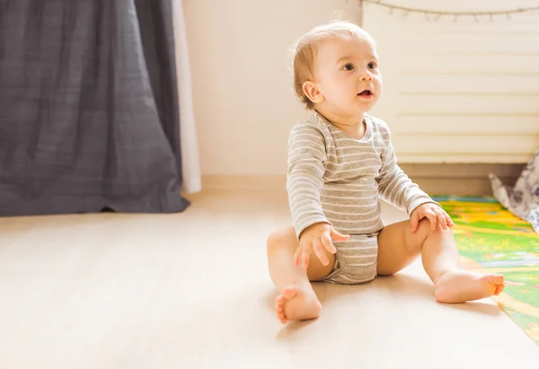 Lindo caucásico bebé niño dentro — Foto de Stock