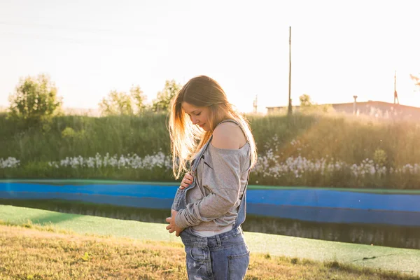 Joven mujer embarazada feliz relajarse y disfrutar de la vida en otoño naturaleza — Foto de Stock