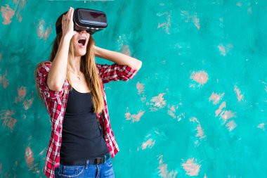 Genç kadın sanal gerçeklik aygıtıyla için şok edici duygu