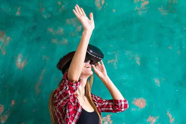 Sonríe mujer feliz conseguir experiencia usando gafas VR-auriculares de realidad virtual manos mucho gesticulantes —  Fotos de Stock