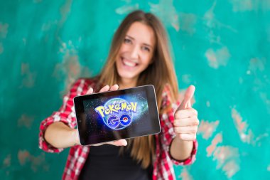 Ufa, Rusya Federasyonu. -29 Temmuz: kadın göstermek tablet ile Pokemon Go logosu, 29 Temmuz 2016 yılında Ufa, Rusya Federasyonu