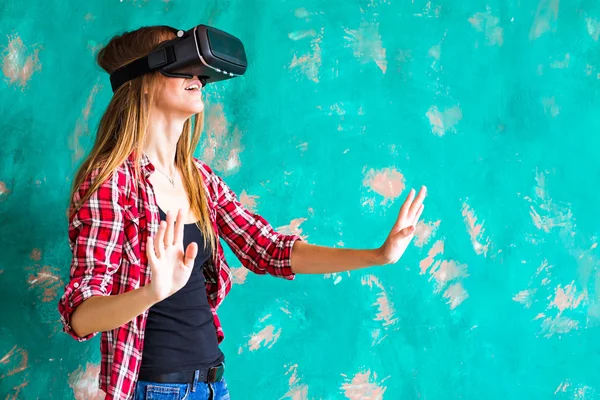 Молода жінка отримує досвід використання окулярів VR-гарнітури віртуальної реальності значно жестикулюючих рук — стокове фото