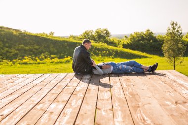 Mutlu çift - karı ve onun hamile eşi sonbahar doğada rahatlatıcı