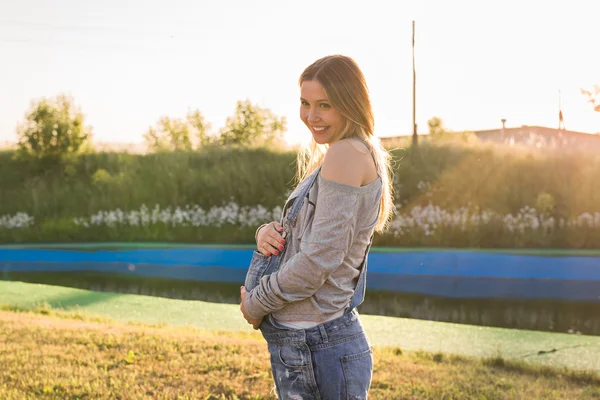 Ung glad gravid kvinna koppla av och njuta av livet i höstens natur — Stockfoto