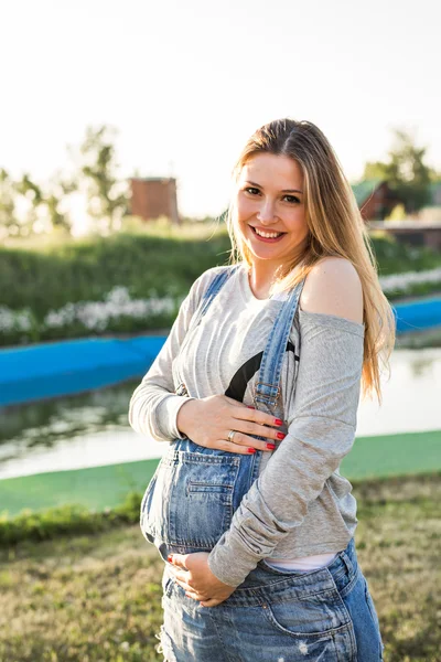 Ung glad gravid kvinna koppla av och njuta av livet i höstens natur — Stockfoto