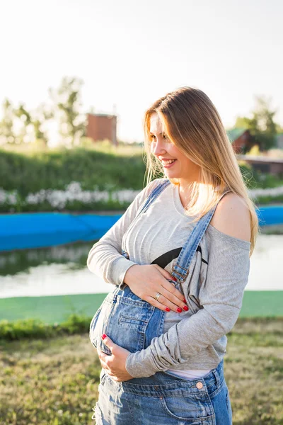 Ung glad gravid kvinna koppla av och njuta av livet i höstens natur — Stockfoto