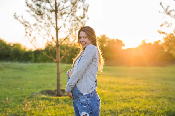 Gelukkig zwangere jongedame ontspannen en genieten van het leven in de herfst natuur — Stockfoto