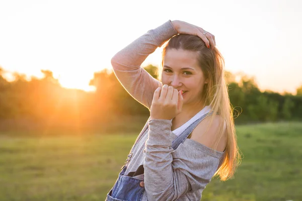Verrast jonge vrouw met handen over haar mond outdoor — Stockfoto