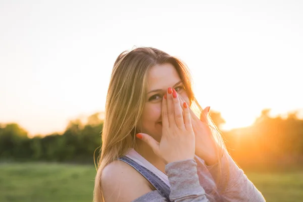 Hermoso retrato de niña amigable sin preocupaciones accesible con una sonrisa impresionante y aspecto lindo — Foto de Stock