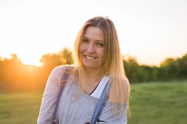 Mooi portret van zorgeloos vriendelijke aanspreekbaar meisje met een prachtige glimlach en schattig ziet er — Stockfoto